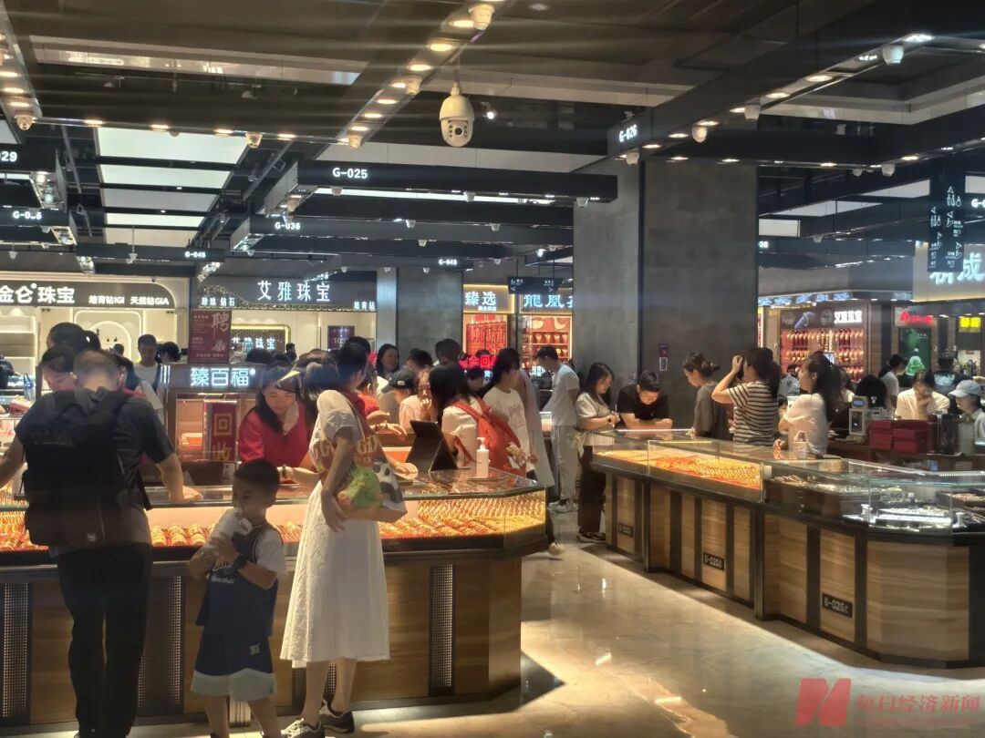 金价直逼1000元/克大关	，深圳水贝顾客络绎不绝，记者实探：有人一单买走1斤多黄金！白银也卖爆