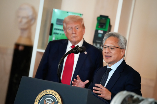 开全员大会竟然接到总统电话！黄仁勋忘关麦克风，数千员工现场吃瓜
